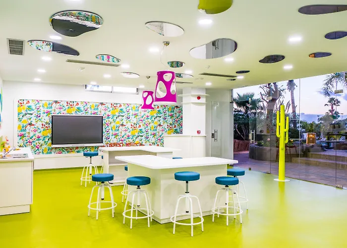 H10阿德赫海岸皇宫酒店 4* 阿德耶